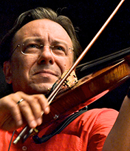 <h4>Adam Taubitz</h4>Seine musikalische Neugier führte ihn schon als Jugendlicher in verschiedene Musikrichtungen, wobei Jazz immer an erster Stelle stand.