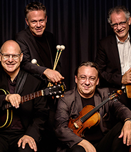 <h4>Taubitz/Dobler Swing Quartet</h4>Hier sind wir zu Gast in ihrem ureigenen Zuhause, in dem sie uns mit unnachahmlicher Brillanz eine Kunst vorführen, die den Jazz als Ganzes repräsentiert.<br /><em>(Dieter Ulrich)